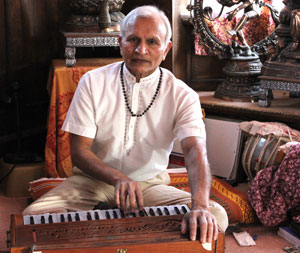 Shanti DEsai and harmonium